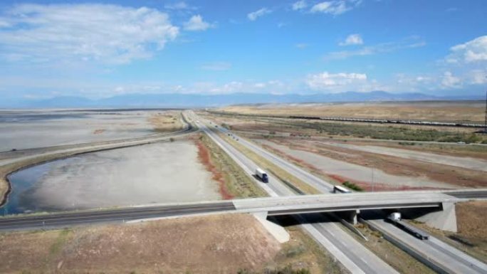 大盐湖旁的一条繁忙的高速公路