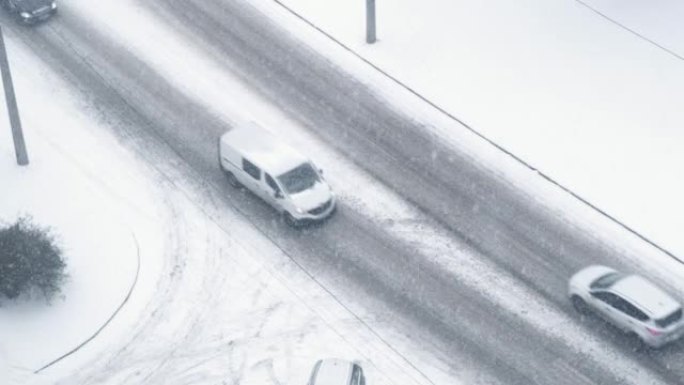 城市雪暴汽车在潮湿的道路上行驶