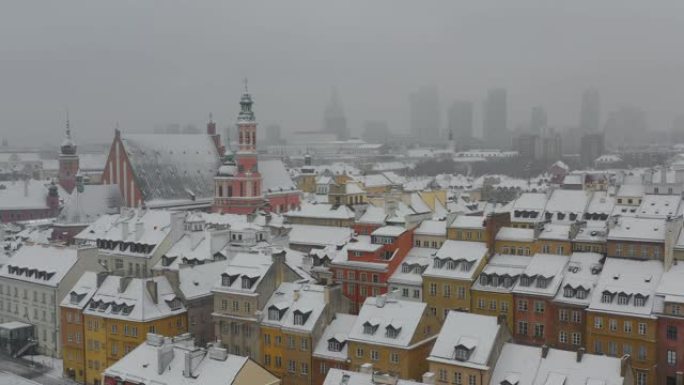 冬季雪城鸟瞰图。城市降雪。波兰华沙。华沙老城区 (凝视miast0) 市中心的天际线。摩天大楼。