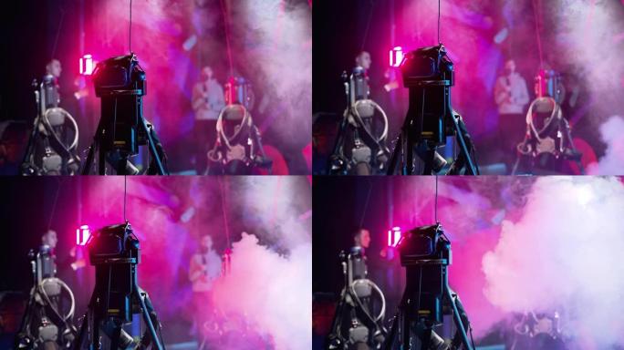 VR设置在游戏工作室中，带有蓝色粉红色霓虹灯和白色烟雾