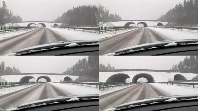 高速公路上的雪。危险驾驶