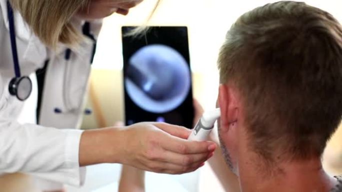 医生用数字耳镜检查病人的耳朵
