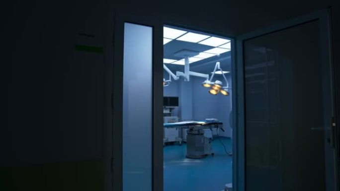 黑暗的医院大厅，门通向手术室。手术室里明亮的照明。门口的镜头。