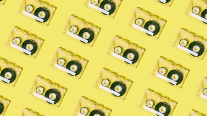 充满活力的黄色背景上的盒式磁带制成的复古图案。最小的怀旧音乐布局。
