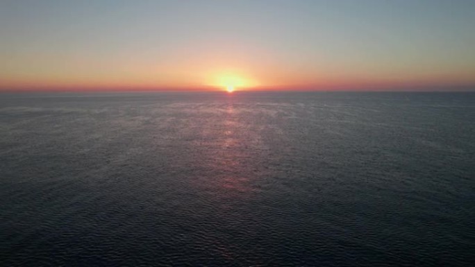 海上日出。跟随太阳。摄像机的上升运动。倾斜。与海鸥一起飞行。版本5