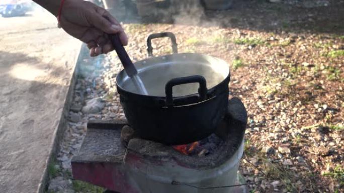 农村烹饪传统方法用炉子和柴火做饭