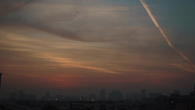 迪拜市郊区日落的时光倒流，橙色的天空中几乎没有云
