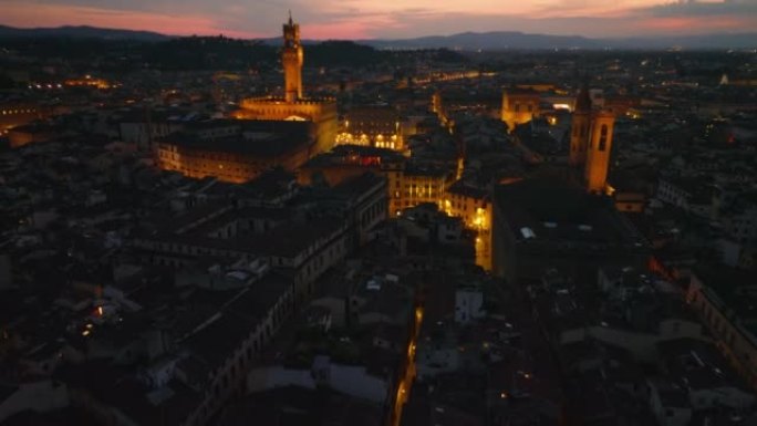 高角度视图照亮了老城区的广场和街道。向上倾斜显示黄昏时的著名景点和彩色天空。意大利佛罗伦萨