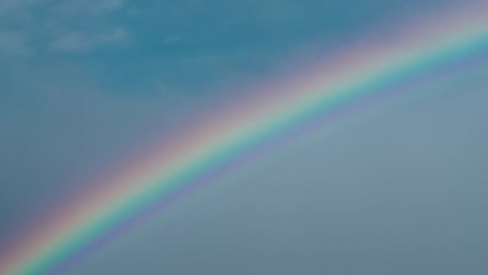 雨后天空中美丽的彩虹