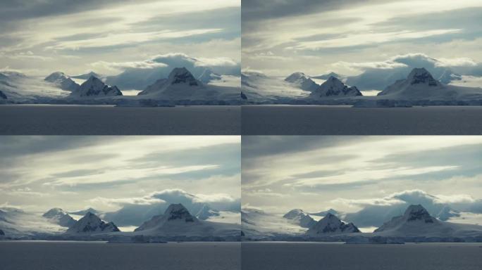 南极洲，冰山，游轮上的景色。令人惊叹的美丽的自然景观和南极的雪，冰和白色景观。在南极海移动浮冰和冰盖