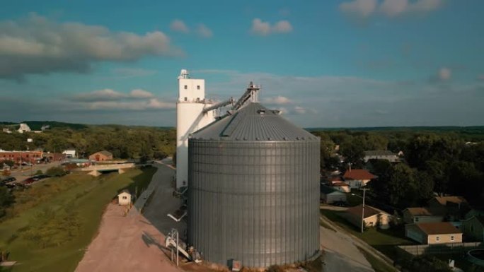 谷物干燥综合体电梯的金属罐，用于农业收获的钢材储存。空中宽镜头