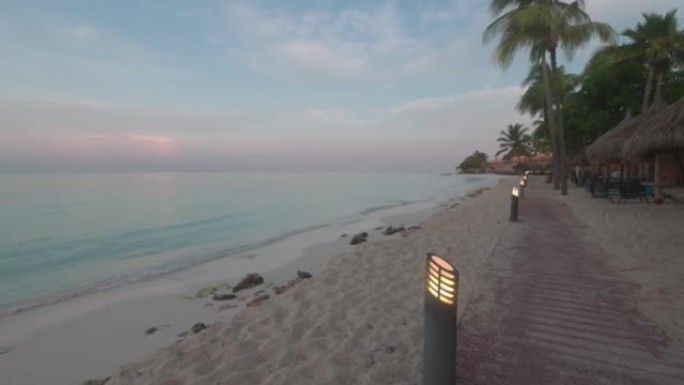 大西洋海岸线岛屿阿鲁巴岛清晨的美丽景色，酒店海滩的第一线。