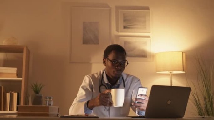医生过度工作夜班笔记本电脑手机咖啡
