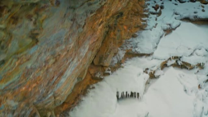 贝加尔湖特写的一块强大的冰块。俄罗斯西伯利亚。无人机航拍4k