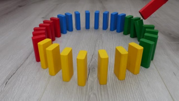 儿童木制玩具块在多米诺骨牌效应中掉落。慢动作。