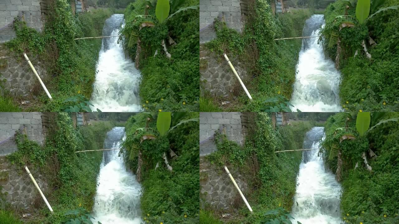 一段充满绿色植物的清水的灌溉渠的延时视频