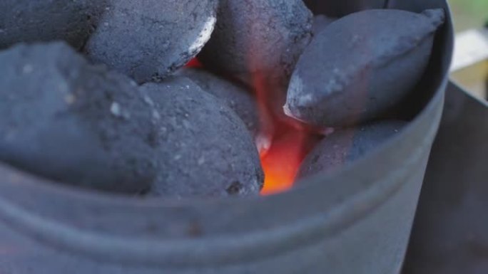 烧烤炉坑中燃烧的热木炭煤块的特写镜头