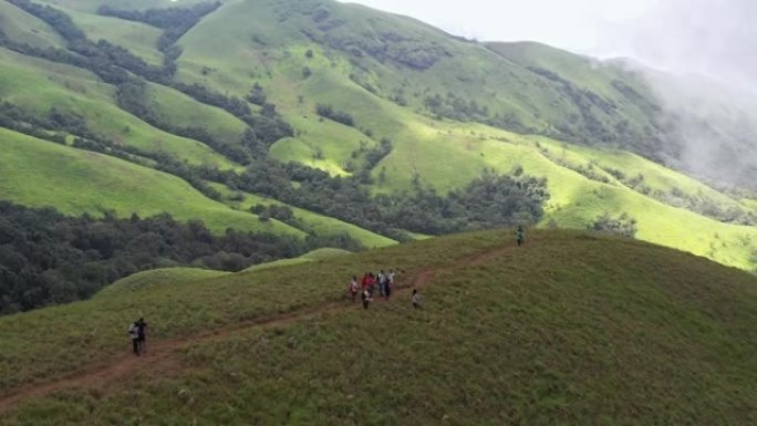 山景美景和游客在山顶徒步旅行