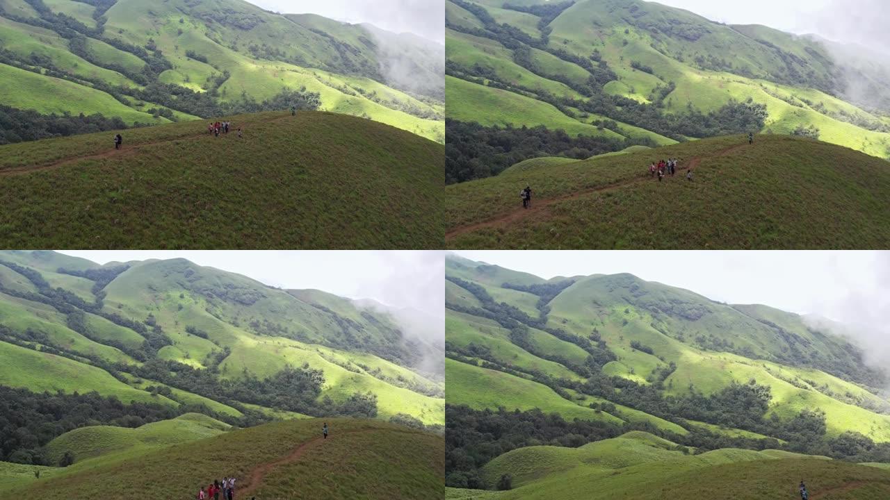 山景美景和游客在山顶徒步旅行