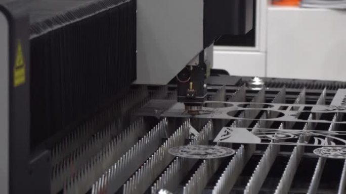 光纤激光切割机切割机的平底锅场景切割金属板。