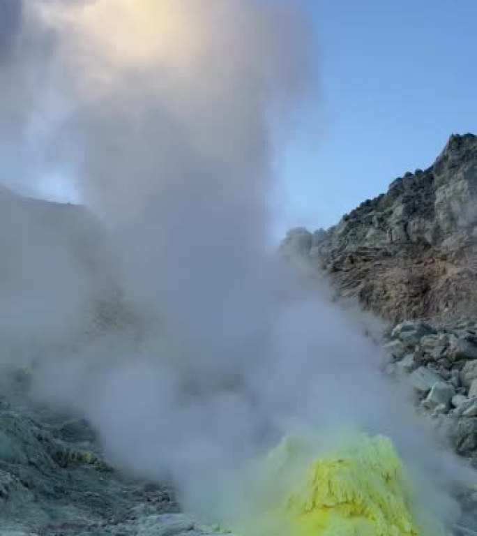 从活火山上的硫磺锅升起的蒸汽云