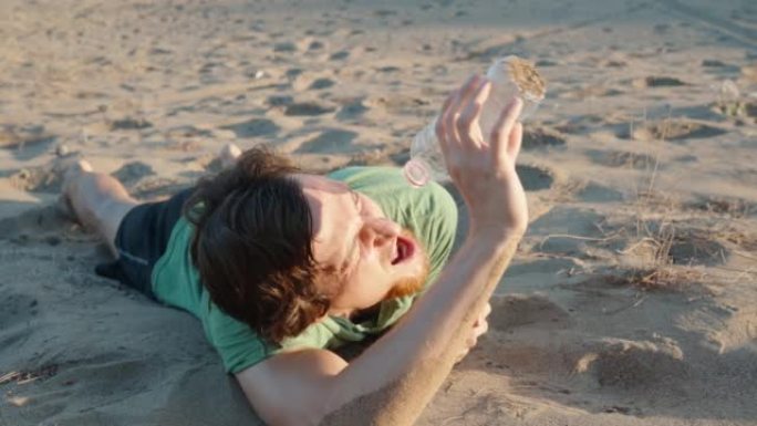 一个人躺在沙漠中烈日下的沙滩上。他把最后一滴水倒在自己身上。他渴了