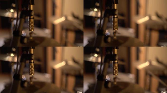 在4k拍摄的工作室中，连接到鼓上的麦克风的特写镜头