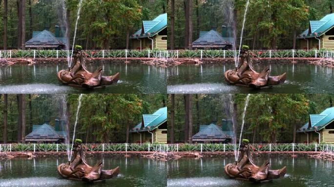 池塘中央的装饰喷泉。木结构: 美人鱼坐在岩石上。
