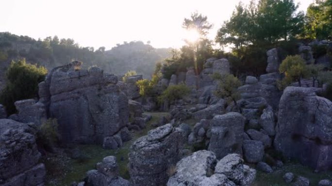 令人难以置信的石层风景。早晨日出下的石块。