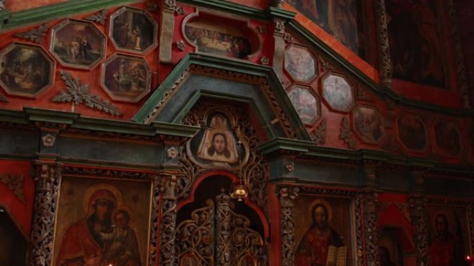 教堂中的木墙，带有图标，图片和蜡烛