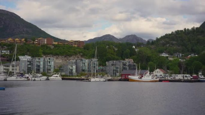 挪威港口的风景云层