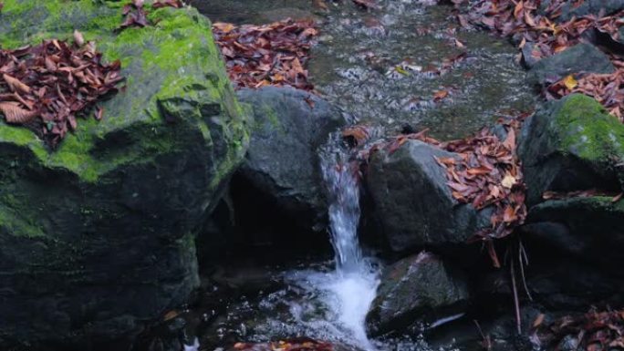 瀑布，美丽的水在岩石之间流动