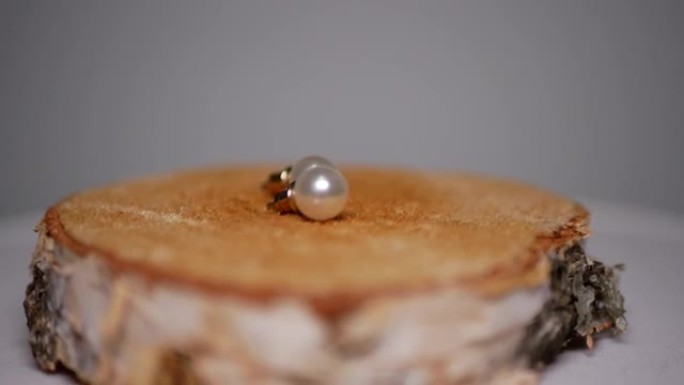 原木上珍珠的特写金耳环