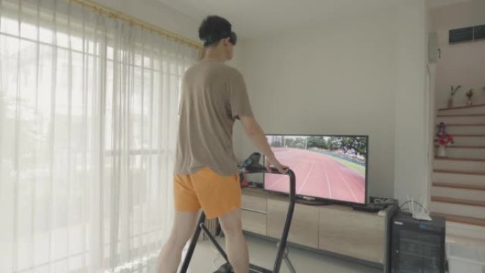 运动男子在健身房锻炼时使用虚拟现实进行虚拟跑步