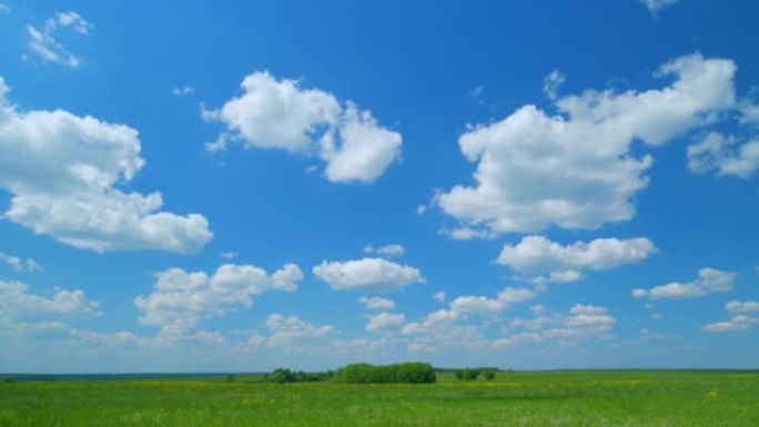 天空中流动的云影在乡村的绿色草地上流动。宽镜头。延时。