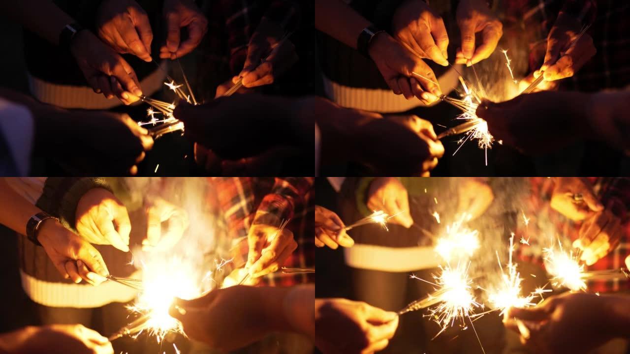 在新年晚会上，双手握着燃烧的烟火