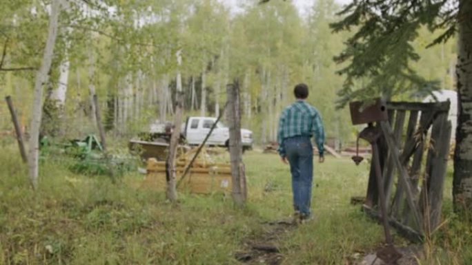 十几岁的农夫男孩在美国科罗拉多州的一个小镇家庭牧场上，穿过一条小溪开始了一天的合唱，他可爱的伴侣宠物