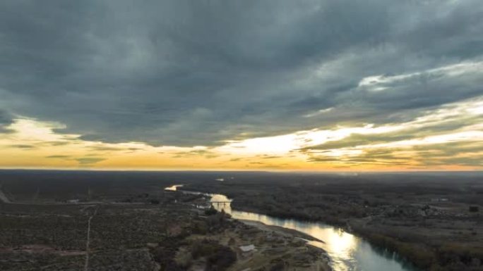 秋日日落期间里约内格罗河的空中超流。阿根廷巴塔哥尼亚