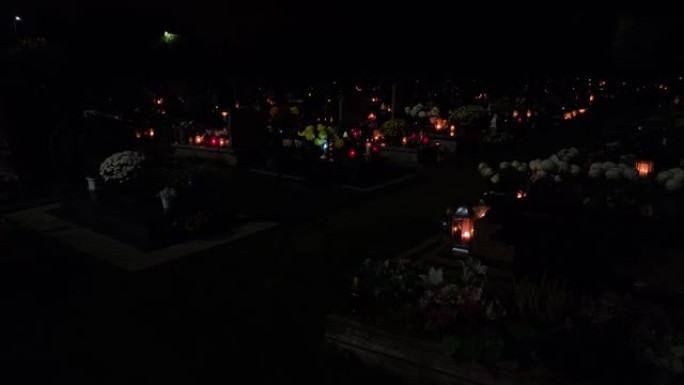 晚上的坟墓和蜡烛。