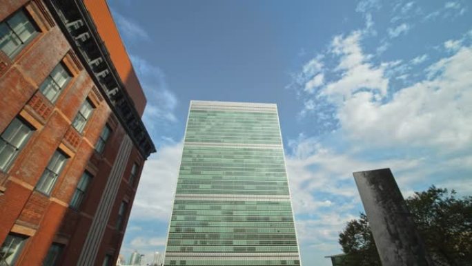 在纽约联合国总部移动的云层和阴影的时间圈