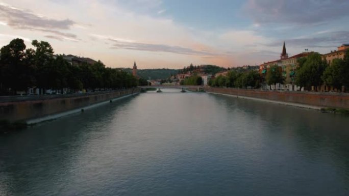 夏季日落时，从意大利维罗纳的一座桥上看到阿迪杰河