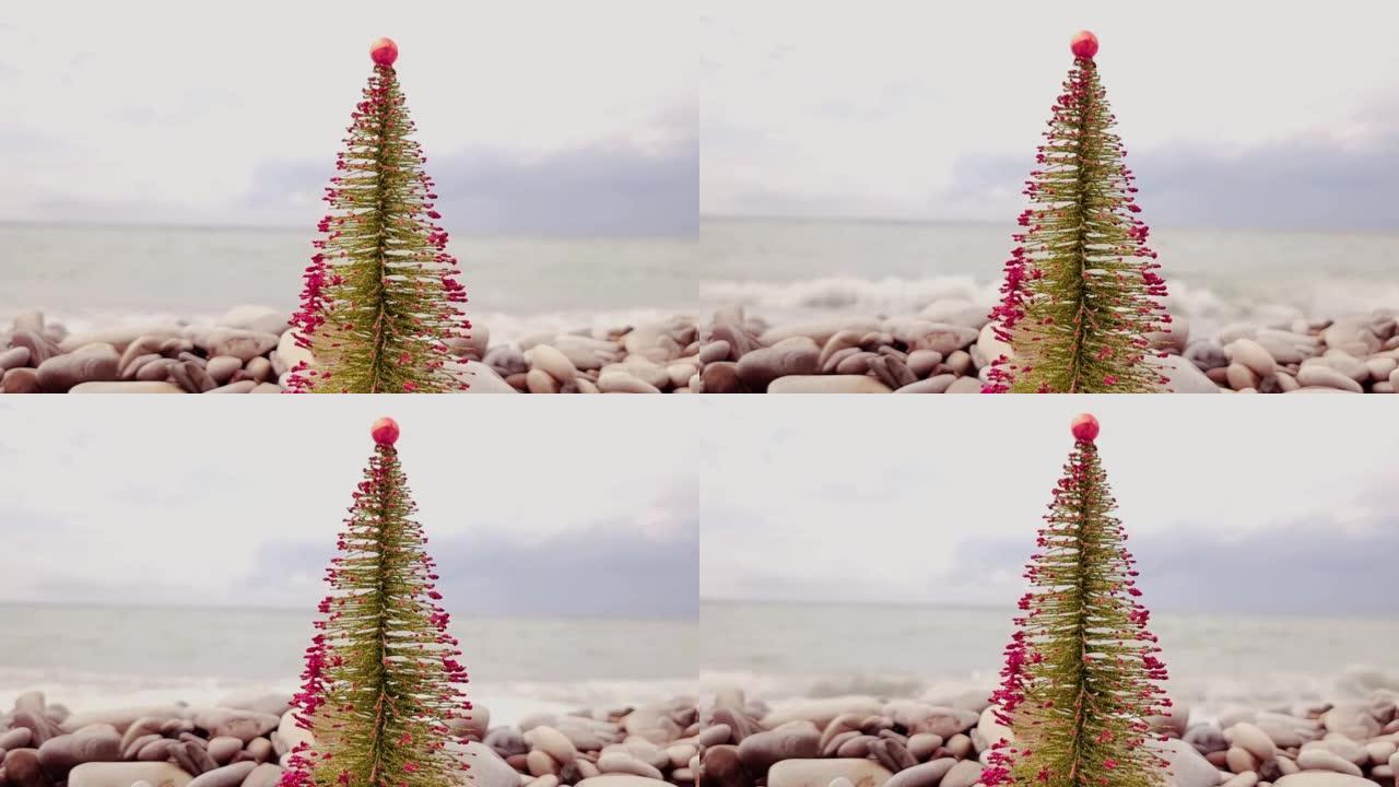 石滩上的圣诞枞树。新年庆典。玩具树。海上旅行和寒假。新2023年