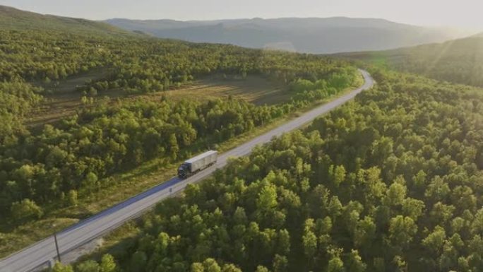 穿过挪威高地的道路上卡车的风景鸟瞰图