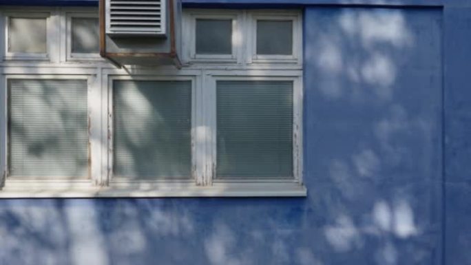 建筑物上的蓝色墙壁和窗户