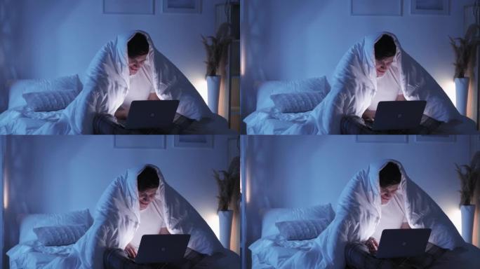 夜间互联网休闲深夜在线男士笔记本电脑床