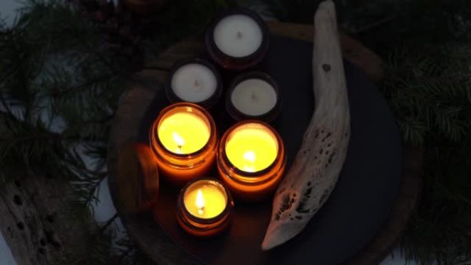 大豆蜡烛在玻璃罐中燃烧。晚上是黑暗的。芳香疗法和放松。在家舒适。棕色罐子里的蜡烛。