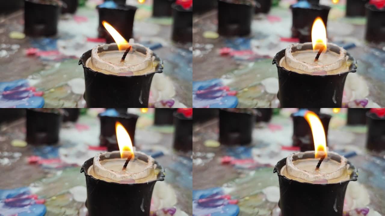 前景中的一支小型灵修蜡烛，以及其他几支