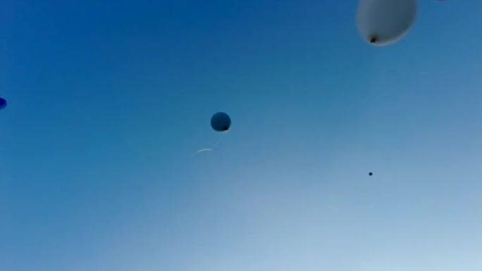 放向天空的气球
