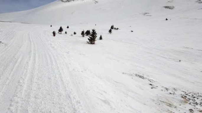 在高空救援任务中驾驶雪猫鼠架上的pov