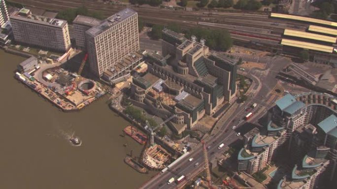 沃克斯豪尔桥，泰晤士河和军情六处大楼的鸟瞰图，伦敦，英国。4 k